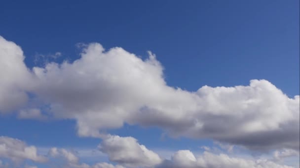 Blauwe lucht witte wolken. Gezwollen pluizige witte wolken. Cumulus wolk ontsnapping tijdspanne. Zomer blauwe hemel tijd vervalt. Dramatische majestueuze verbazingwekkende blauwe lucht. Zachte witte wolken vormen zich. Wolken time lapse achtergrond — Stockvideo