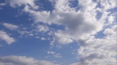 Mavi gökyüzü beyaz bulutlar. Kabarık beyaz bulutlar. Kümülüs bulutu zaman çizelgesi. Yaz mavisi gökyüzü zaman aşımı. Dramatik muhteşem mavi gökyüzü. Yumuşak beyaz bulutlar oluşur. Zaman aşımı arkaplanını bulutlandırır