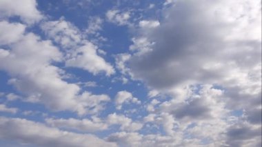 Mavi gökyüzü beyaz bulutlar. Kabarık beyaz bulutlar. Kümülüs bulutu zaman çizelgesi. Yaz mavisi gökyüzü zaman aşımı. Dramatik muhteşem mavi gökyüzü. Yumuşak beyaz bulutlar oluşur. Zaman aşımı arkaplanını bulutlandırır