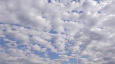 Mavi gökyüzü beyaz bulutlar. Kabarık beyaz bulutlar. Kümülüs bulutu zaman çizelgesi. Yaz mavisi gökyüzü zaman aşımı. Dramatik muhteşem mavi gökyüzü. Yumuşak beyaz bulutlar oluşur. Zaman aşımı arkaplanını bulutlandırır