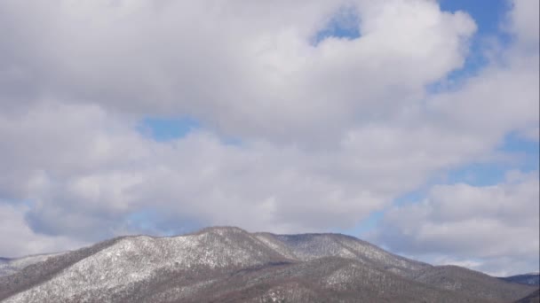 Cielo blu nuvole bianche sopra montagne di neve. Nuvole bianche morbide e gonfie. Cumulus nube scape timelapse. Inverno blu cielo time lapse. Drammatico maestoso cielo blu stupefacente. Si formano morbide nuvole bianche. Tempo nuvole — Video Stock