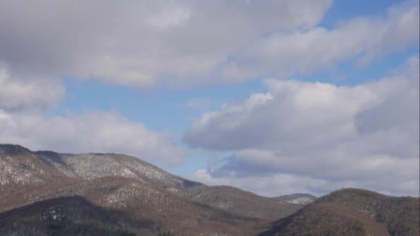 Cielo blu nuvole bianche sopra montagne di neve. Nuvole bianche morbide e gonfie. Cumulus nube scape timelapse. Inverno blu cielo time lapse. Drammatico maestoso cielo blu stupefacente. Si formano morbide nuvole bianche. Tempo nuvole — Video Stock