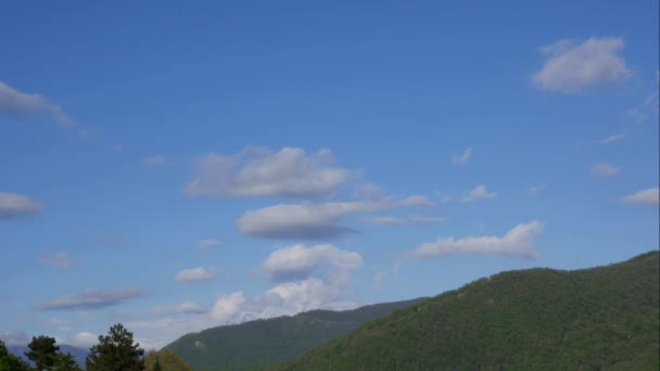 Blauwe lucht witte wolken boven de bergen. Gezwollen pluizige witte wolken. Cumulus wolk ontsnapping tijdspanne. Zomer blauwe hemel tijd vervalt. Dramatische majestueuze verbazingwekkende blauwe lucht. Zachte witte wolken vormen zich. Wolkentijd — Stockvideo