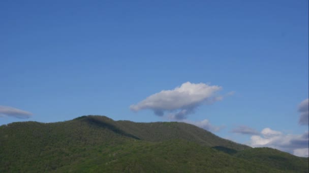 Kék ég, fehér felhők a hegyek felett. Puffadt, bolyhos fehér felhők. Kumulus felhő scape timelapse. A nyári kék ég időeltolódása. Drámai fenséges csodálatos kék ég. Puha fehér felhők képződnek. Felhők ideje — Stock videók