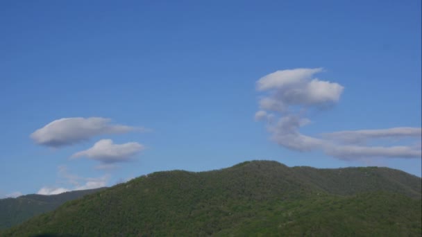 Blauer Himmel weiße Wolken über den Bergen. Geschwollene flauschige weiße Wolken. Cumuluswolken im Zeitraffer. Sommerblauer Himmel im Zeitraffer. Dramatisch majestätisch erstaunlich blauer Himmel. Es bilden sich weiche weiße Wolken. Wolkenzeit — Stockvideo