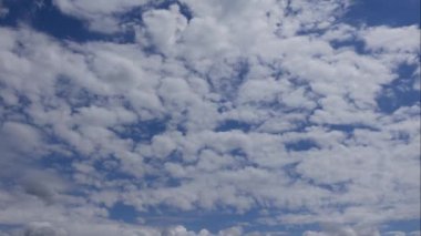 Mavi gökyüzü beyaz bulutlar. Kabarık beyaz bulutlar. Kümülüs bulutu zaman çizelgesi. Yaz mavisi gökyüzü zaman aşımı. Dramatik muhteşem mavi gökyüzü. Yumuşak beyaz bulutlar oluşur. Zaman aşımı arkaplanını bulutlandırır