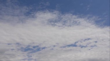 Mavi gökyüzü beyaz bulutlar. Kabarık beyaz bulutlar. Kümülüs bulutu zaman çizelgesi. Yaz mavisi gökyüzü zaman aşımı. Dramatik muhteşem mavi gökyüzü. Yumuşak beyaz bulutlar oluşur. Zaman aşımı arkaplanını bulutlandırır