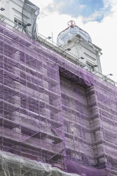 Byggnad fasad restaurering omslag, karakteristiska byggnader från t — Stockfoto