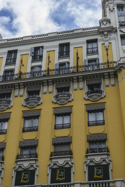Χαρακτηριστικά κτίρια για το δρόμο Gran Via της Μαδρίτης, πρωτεύουσ — Φωτογραφία Αρχείου