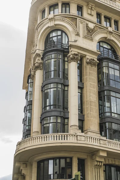 Edifícios característicos na rua Gran Via em Madrid, capit — Fotografia de Stock