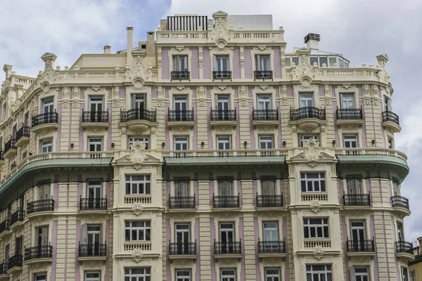 Madrid'da sokakta binalar — Stok fotoğraf