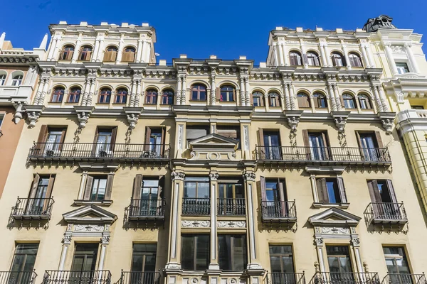 Edifici sulla strada a Madrid — Foto Stock