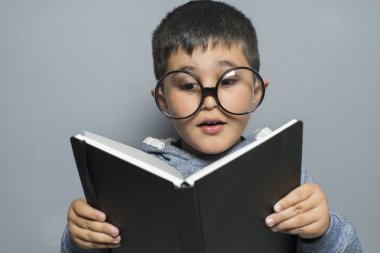 Öğrenci kitap okuyor.