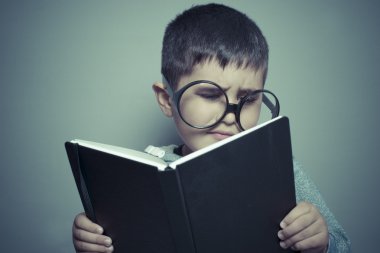 Öğrenci kitap okuyor.