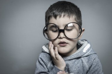 öğrenci büyük gözlüklü düşünme