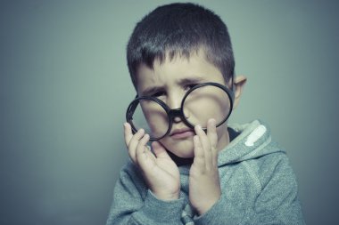 öğrenci büyük gözlüklü düşünme