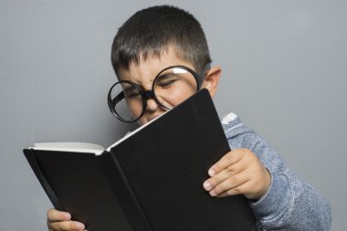 Öğrenci kitap okuyor.