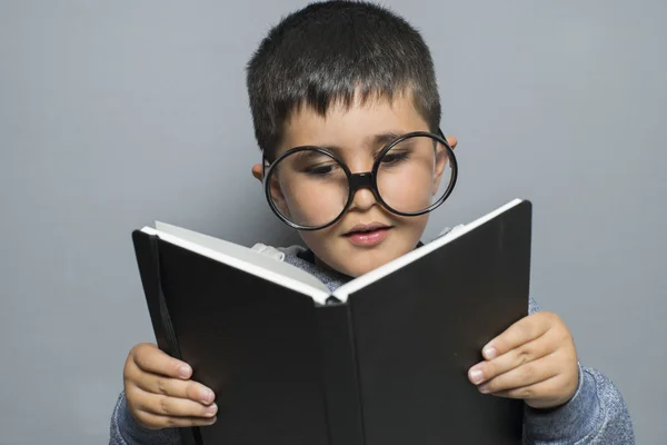 Studenten die een boek lezen — Stockfoto