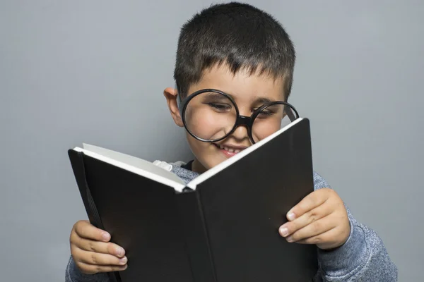 Student reading a  book — Stock Photo, Image