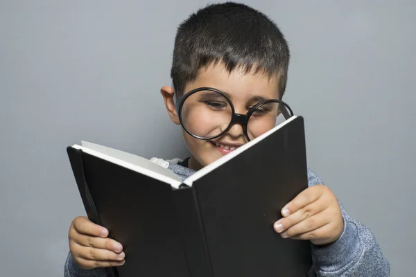 Studerande läser en bok — Stockfoto