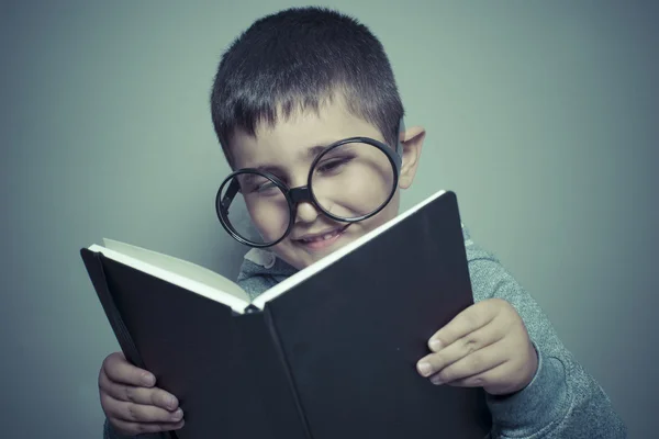 Studerande läser en bok — Stockfoto