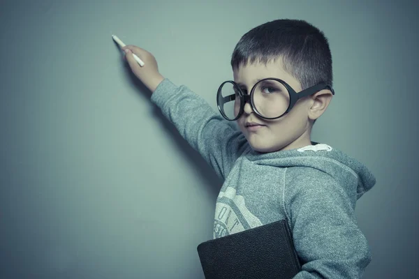 Student schrijven op een schoolbord — Stockfoto