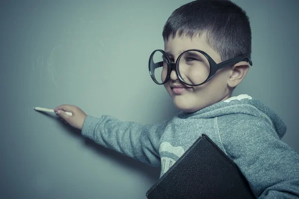 Student psaní na tabuli — Stock fotografie