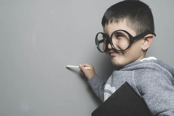 Studente che scrive su una lavagna — Foto Stock