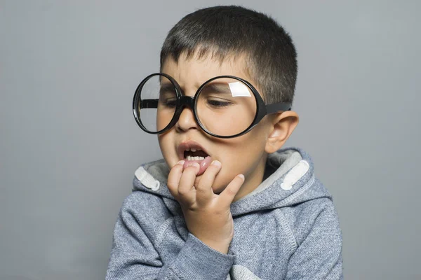 Student met grote glazen denken — Stockfoto