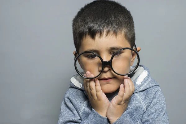 Student s velkými brýlemi myšlení — Stock fotografie