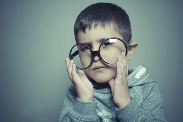 Student met grote glazen denken — Stockfoto