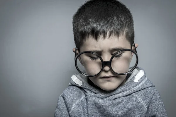 Student med stora glasögon tänkande — Stockfoto