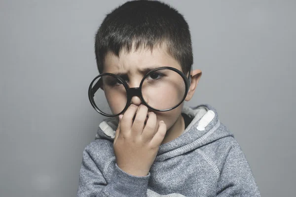 Student met grote glazen denken — Stockfoto