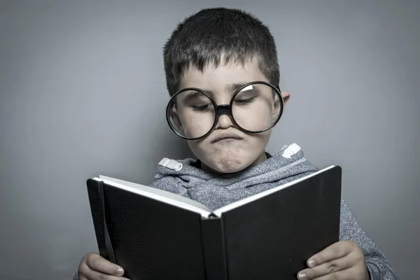 Studenten die een boek lezen — Stockfoto