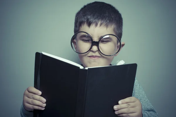 Studerande läser en bok — Stockfoto