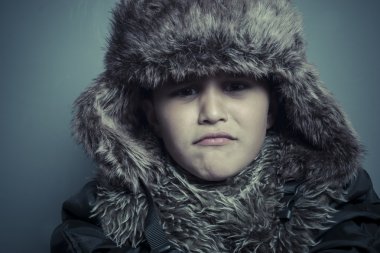 Çocuk giyen kürk şapka