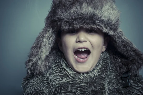 Bambino che indossa cappello di pelliccia urlando — Foto Stock