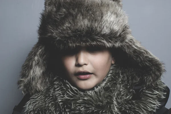 Niño con sombrero de piel — Foto de Stock