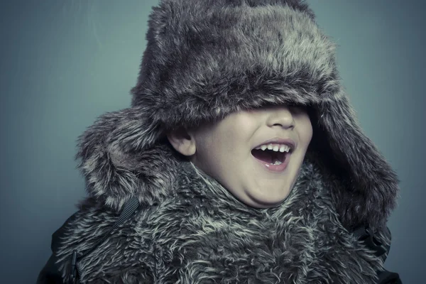 Child wearing fur hat screaming — Stock Photo, Image