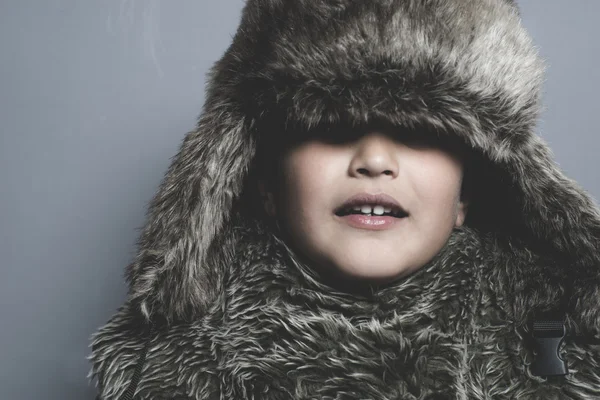 Παιδί φοράει καπέλο γούνα — Φωτογραφία Αρχείου