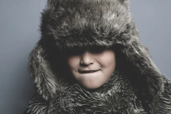 子供の身に着けている毛皮の帽子 — ストック写真