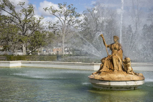 Фонтан в саду з палацом Aranjuez — стокове фото