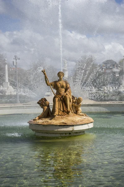 Фонтан в саду з палацом Aranjuez — стокове фото