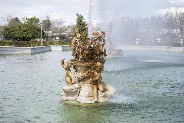 Jaro, fontána bohyně ceres parteru v zahradě — Stock fotografie
