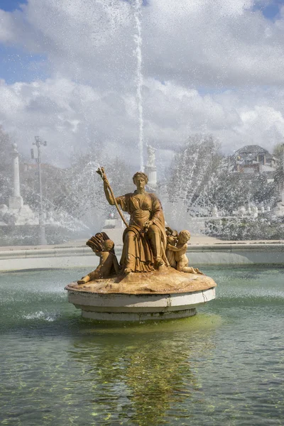 Fountain in garden of palace of Aranjuez — Stock Photo, Image