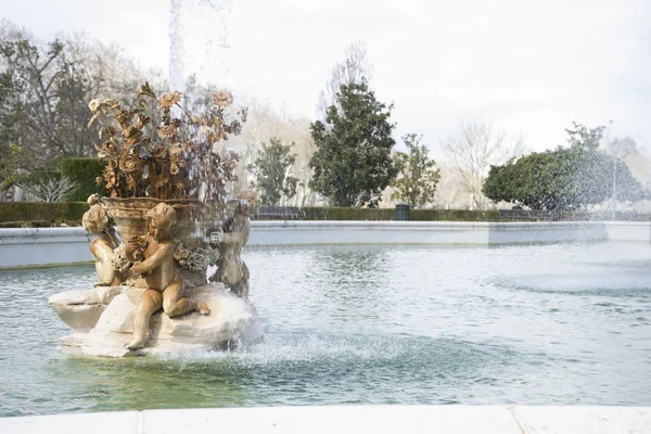 Fountain in garden of palace of Aranjuez — Stock Photo, Image