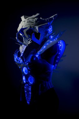 Mavi ışıklar ile robot uzay giysisi