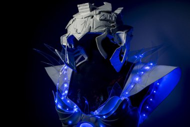 Mavi ışıklar ile robot uzay giysisi