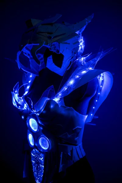 Роботизированный скафандр с голубыми огнями — стоковое фото