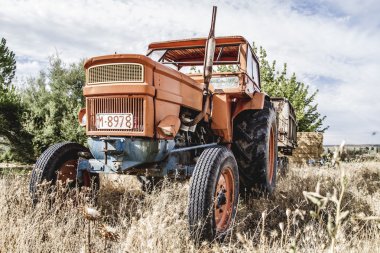 terk edilmiş bir çiftlik alanında traktör